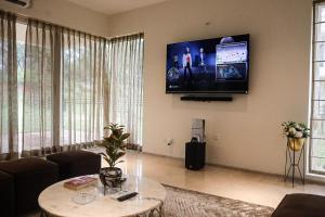 Golfers Arena by StayJadePool TablePS5Jacuzzi