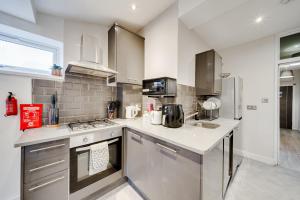 Cosy 1Br Relocation Contractors Family with parking