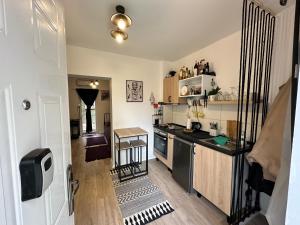 Discreet Charm, Senjak