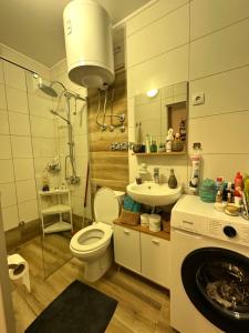 Discreet Charm, Senjak