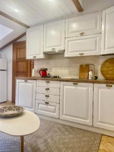 Руданського 2 кім ізол і кух студія з балконом не далеко від палацу Мистецтв від ж д вокзалу Звітні документи