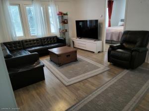 Spacious Modern Home 15 minutes from Airport