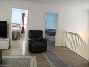 Spacious Modern Home 15 minutes from Airport