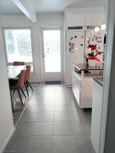 Spacious Modern Home 15 minutes from Airport