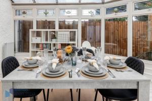 Large Comfy 4 Bedroom House, Ideal for Workers, FREE Parking