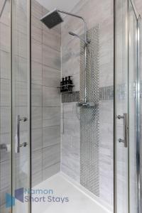 Large Comfy 4 Bedroom House, Ideal for Workers, FREE Parking