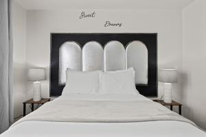 Chic & Cozy Room, Unique Design, Shared Amenities Near CofI and Lake Lowell