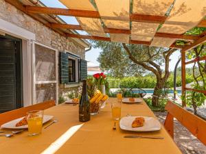 Holiday Home Okit by Interhome