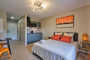 Appartements Au Celadon Parking gratuit, WIFI, Terrasse, Piscine : photos des chambres