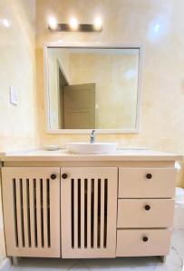 Gorgeous apartment steps to Playa Punta Popy