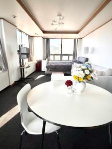 The Sanctuary Rosa Innocta - 1 min from Hongdae Exit 1