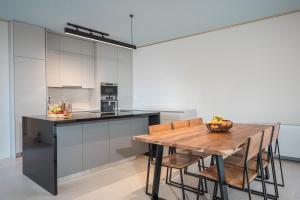 Selas Spacious fully equipped 3 BDR Apt by Hospi