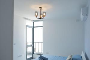 Luxurious one bedroom apartment by the beach close to st julians