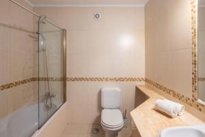 Apartment Luna - Resort with a pool area with a lounge bar