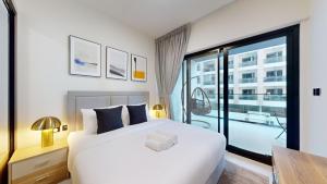 Binghatti Creek - Chic Two Bedroom in Al Jadaf