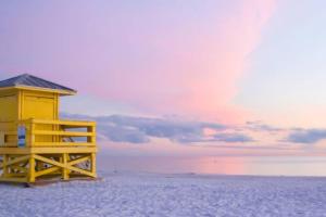 Quiet Cottage Walk to Siesta Key Relax Or WORK