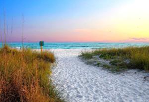 Quiet Cottage Walk to Siesta Key Relax Or WORK