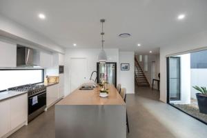 Belle Vista - Luxury Canal Front Home near Theme Parks with Pool