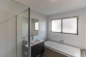 Belle Vista - Luxury Canal Front Home near Theme Parks with Pool