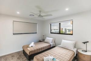 Belle Vista - Luxury Canal Front Home near Theme Parks with Pool