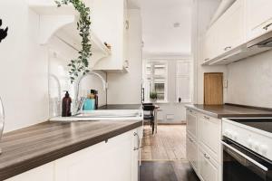 Dinbnb Homes I Idyllically Located 4-Bedroom Home