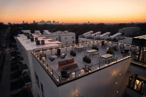 Dreamy Condo with Fireplace, Rooftop, Gym, Parking, Sleeps 5 with King Bed, Sleeper Sofa, Hidden Bunk, Shared Rooftop and Gym, Free Dedicated Parking, Minutes to Broadway, Five Points & Grand Ole Opry, 24 Hr Hospitality