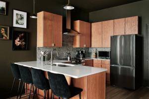 Dreamy Condo with Fireplace, Rooftop, Gym, Parking, Sleeps 5 with King Bed, Sleeper Sofa, Hidden Bunk, Shared Rooftop and Gym, Free Dedicated Parking, Minutes to Broadway, Five Points & Grand Ole Opry, 24 Hr Hospitality