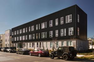 Dreamy Condo with Fireplace, Rooftop, Gym, Parking, Sleeps 5 with King Bed, Sleeper Sofa, Hidden Bunk, Shared Rooftop and Gym, Free Dedicated Parking, Minutes to Broadway, Five Points & Grand Ole Opry, 24 Hr Hospitality