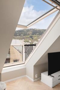 Dinbnb Apartments I Mid-City Luxury with Mini Balcony and Smart TV & Sound System