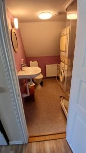 Persbacken i naturnära Ockelbo med fiske o Kungsberget när inpå,,,