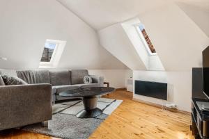 Dinbnb Apartments I Historical Two-Floor Apartment with Rooftop Panorama I 1645 Heritage