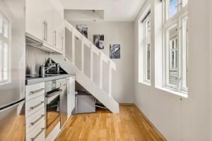 Dinbnb Apartments I Historical Two-Floor Apartment with Rooftop Panorama I 1645 Heritage