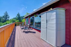 Mountain & River View - Spacious - Modern Home!