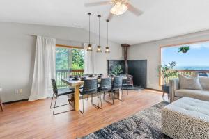 Mountain & River View - Spacious - Modern Home!