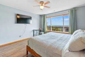 Mountain & River View - Spacious - Modern Home!