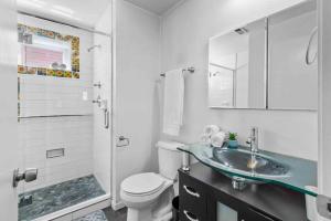 Mountain & River View - Spacious - Modern Home!