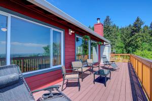 Mountain & River View - Spacious - Modern Home!