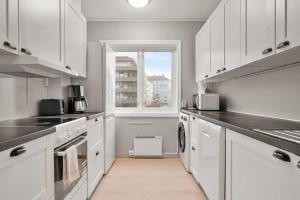 Dinbnb Apartments l Free Parking l 5 Min From Torget l Nearby Coast I Newly Furnished