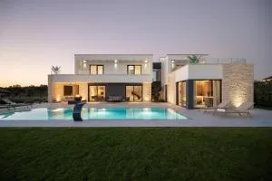 Villa Asmoa for 8 people near Porec with 45 m2 heated pool, wellness & sea view - Rapavel