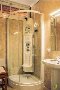 Una casita en el campo dentro de la ciudad