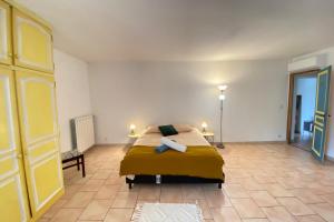 84B3 - Freesia suite in 18th century Provencal farmhouse