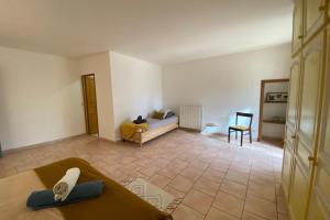 84B3 - Freesia suite in 18th century Provencal farmhouse