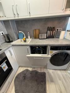 Snowflake- Luxury stay with a Bottle of Wine,free Parking and SPA in Royal Park