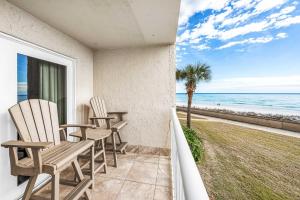 Holiday Surf and Racquet Unit 220