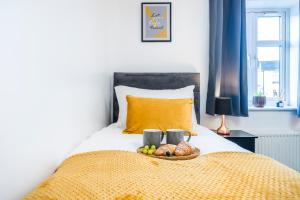 Spacious Royal Blue 3-Bedroom Family Home Sleeps 6, Free Parking & Wi-Fi, Garden and Private Patio