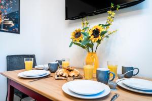 Spacious Royal Blue 3-Bedroom Family Home Sleeps 6, Free Parking & Wi-Fi, Garden and Private Patio