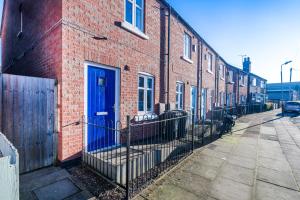 Spacious Royal Blue 3-Bedroom Family Home Sleeps 6, Free Parking & Wi-Fi, Garden and Private Patio