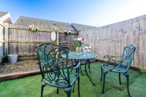 Spacious Royal Blue 3-Bedroom Family Home Sleeps 6, Free Parking & Wi-Fi, Garden and Private Patio