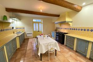 84B3 - Freesia suite in 18th century Provencal farmhouse