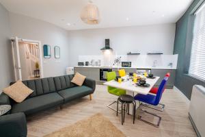 MODERN SPACIOUS 2-BED & High Ceiling